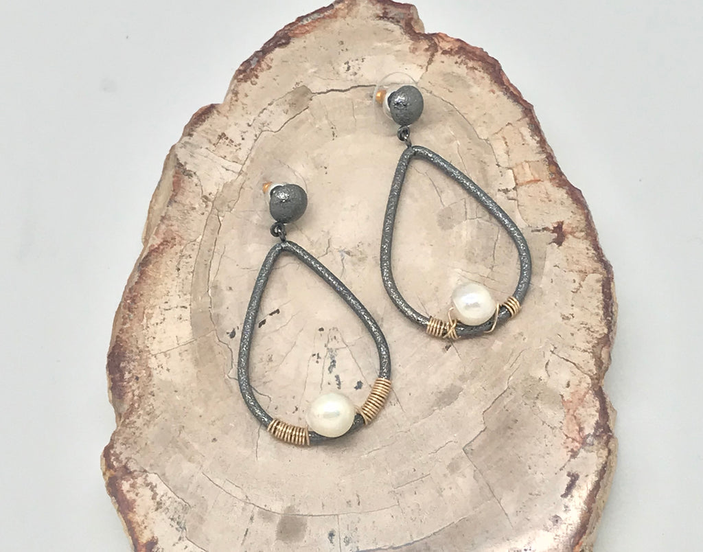 Two Tone Pearl Earring